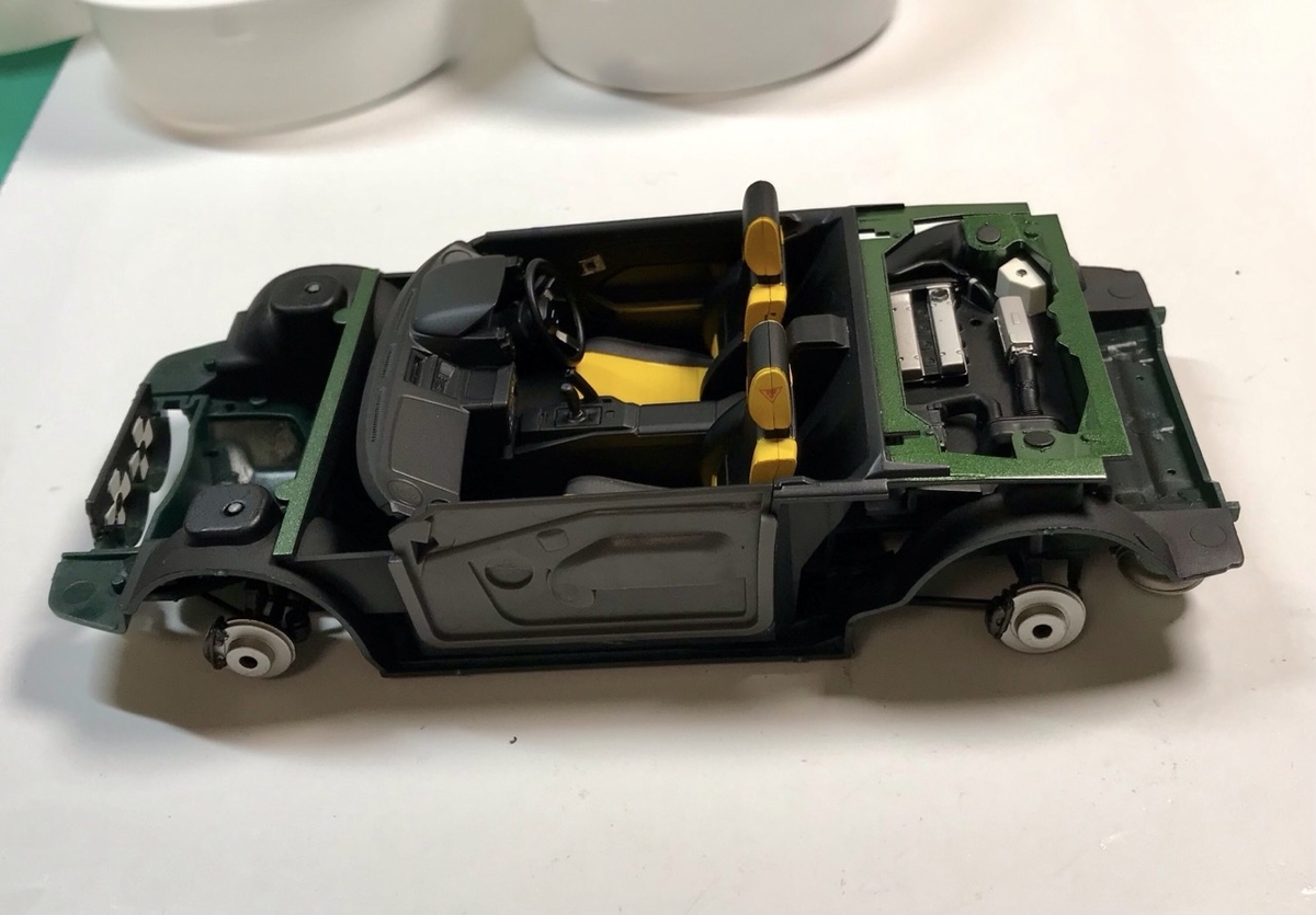 「1/24 トヨタ MR2」を作ります。組立中です。シールも貼りましたよ。