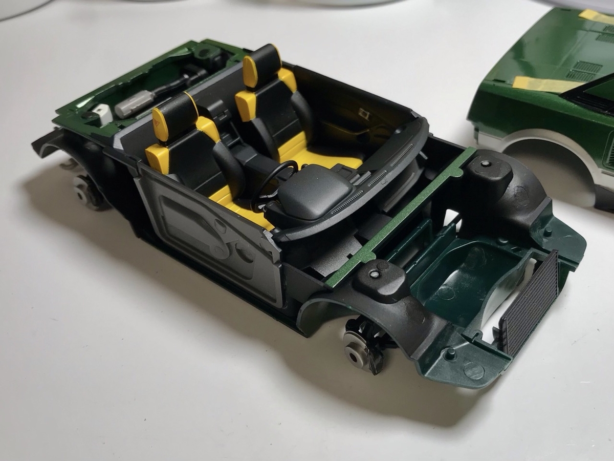 「1/24 トヨタ MR2」を作ります。組立中です。シールも貼りましたよ。