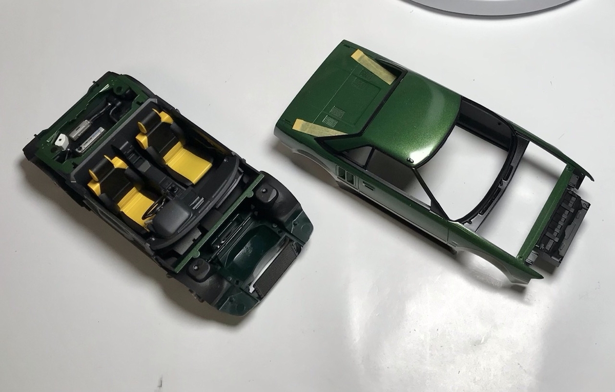 「1/24 トヨタ MR2」を作ります。組立中です。シールも貼りましたよ。