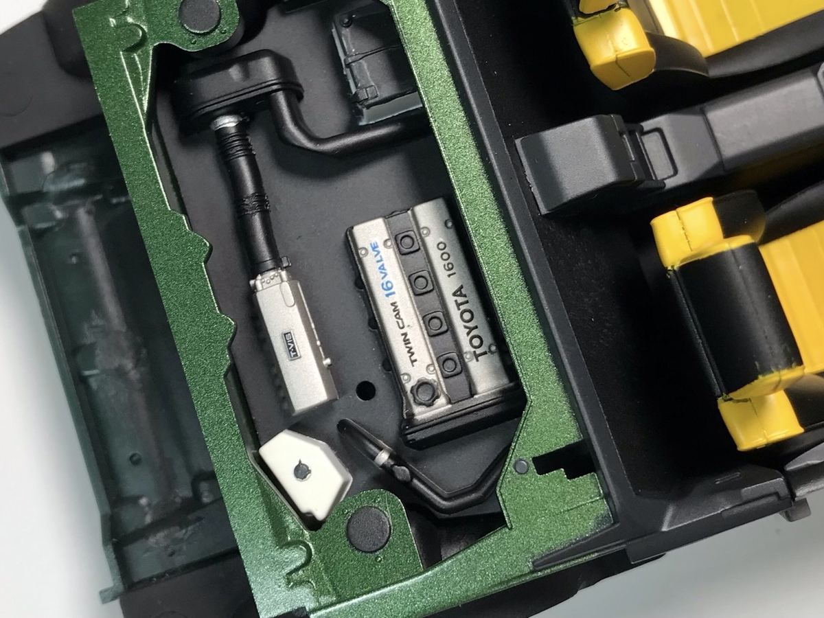 「1/24 トヨタ MR2」を作ります。組立中です。シールも貼りましたよ。