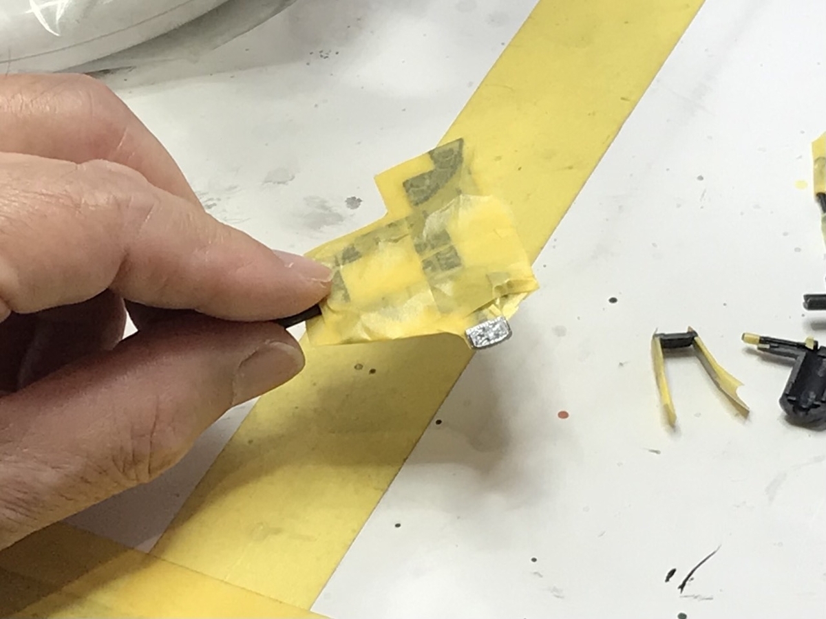 （8）「1/35 ヤンマートラクター YT5113A デルタクローラー仕様」を作ります。パーツを筆塗りしました。