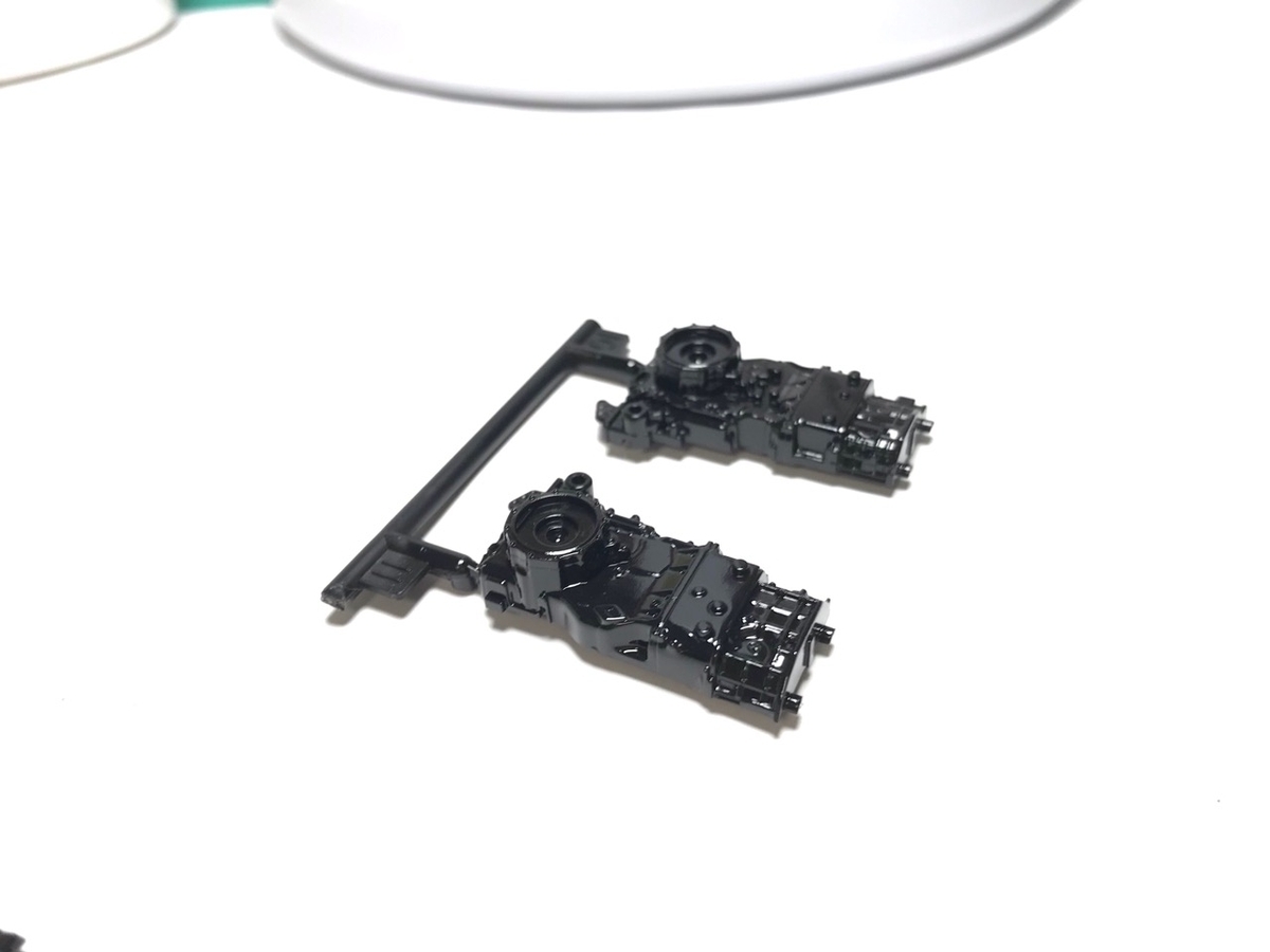 （10）「1/35 ヤンマートラクター YT5113A デルタクローラー仕様」を作ります。筆塗りしたパーツ。