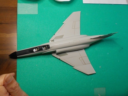 「1/72 F-4EJ ファントムⅡ」を作ります。塗装したパーツを組み立てます。