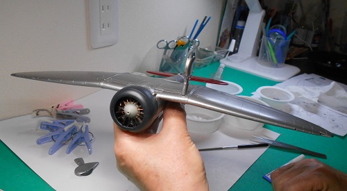 「1/32 九六式艦上戦闘機　三菱 A5M2b 日華事変」を作ります。主翼と主脚の取り付け。