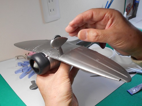「1/32 九六式艦上戦闘機　三菱 A5M2b 日華事変」を作ります。主翼と主脚の取り付け。