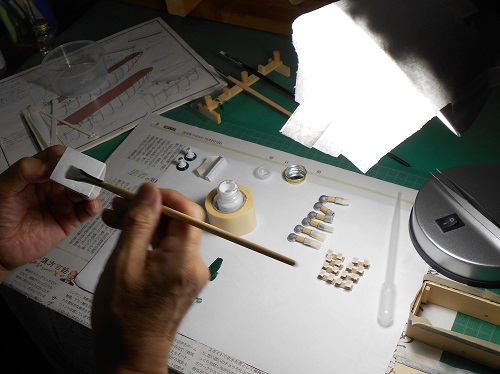 今井科学社製の帆船模型「1/80 日本丸」を作ります。ウエルデッキの上の部品の塗装。