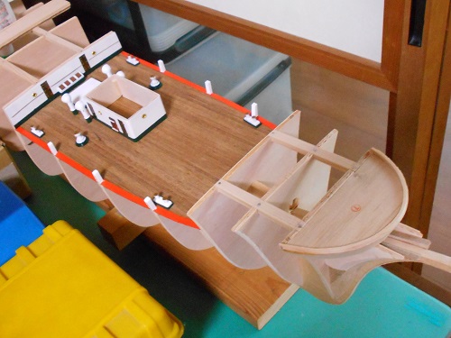 今井科学社製の帆船模型「1/80 日本丸」を作ります。ウエルデッキの上の部品を配置して接着。