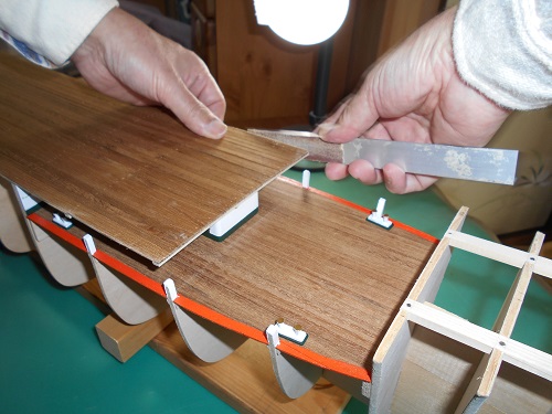 今井科学社製の帆船模型「1/80 日本丸」を作ります。ロングプープデッキを張る