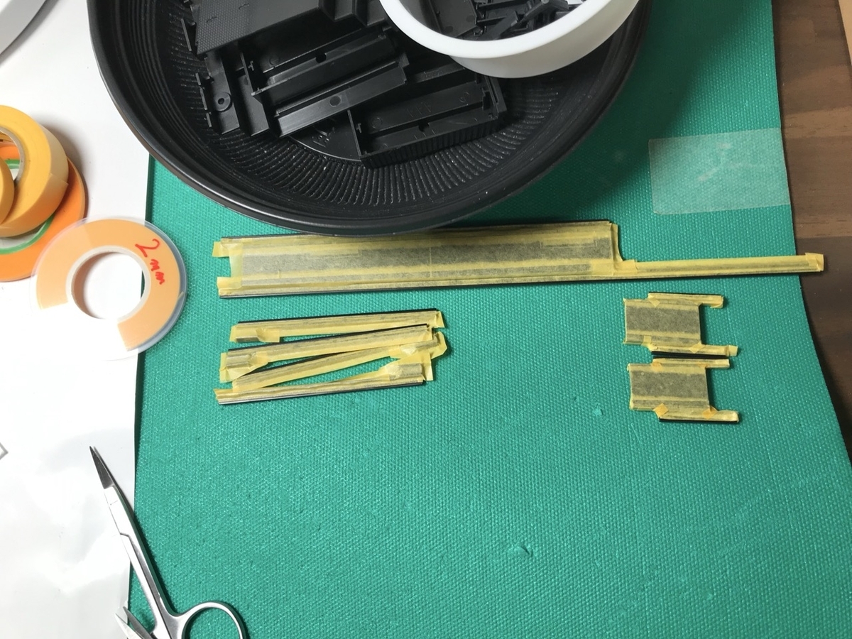 （2）「1/45 ディーゼル機関車 DD51 貨物A更新機」を作ります。 レールのマスキングをします。