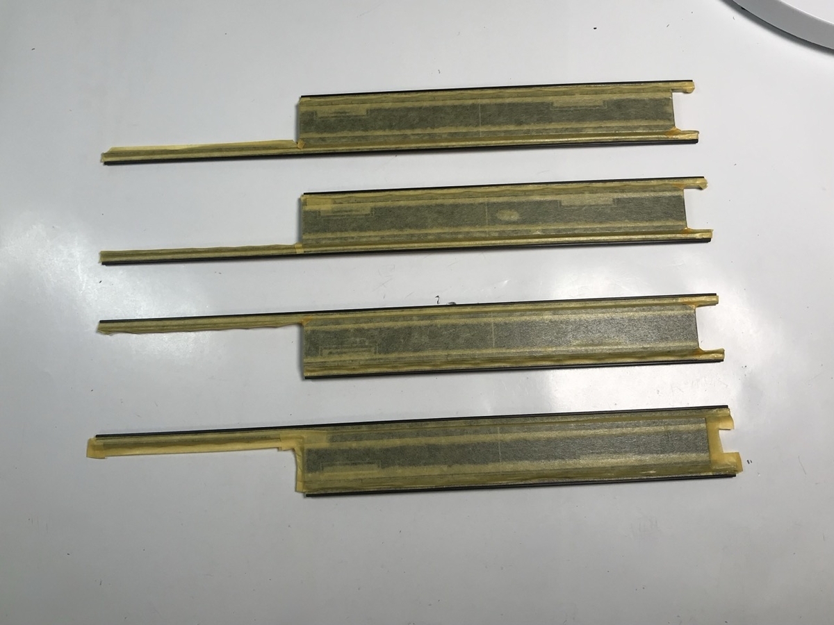 （2）「1/45 ディーゼル機関車 DD51 貨物A更新機」を作ります。 レールのマスキングをします。