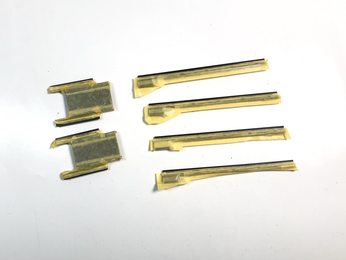 （2）「1/45 ディーゼル機関車 DD51 貨物A更新機」を作ります。 レールのマスキングをします。