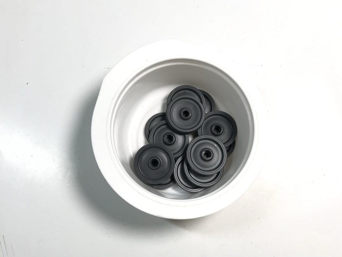 （2）「1/45 ディーゼル機関車 DD51 貨物A更新機」を作ります。 レールのマスキングをします。