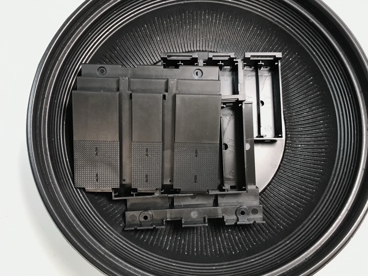 （2）「1/45 ディーゼル機関車 DD51 貨物A更新機」を作ります。 レールのマスキングをします。