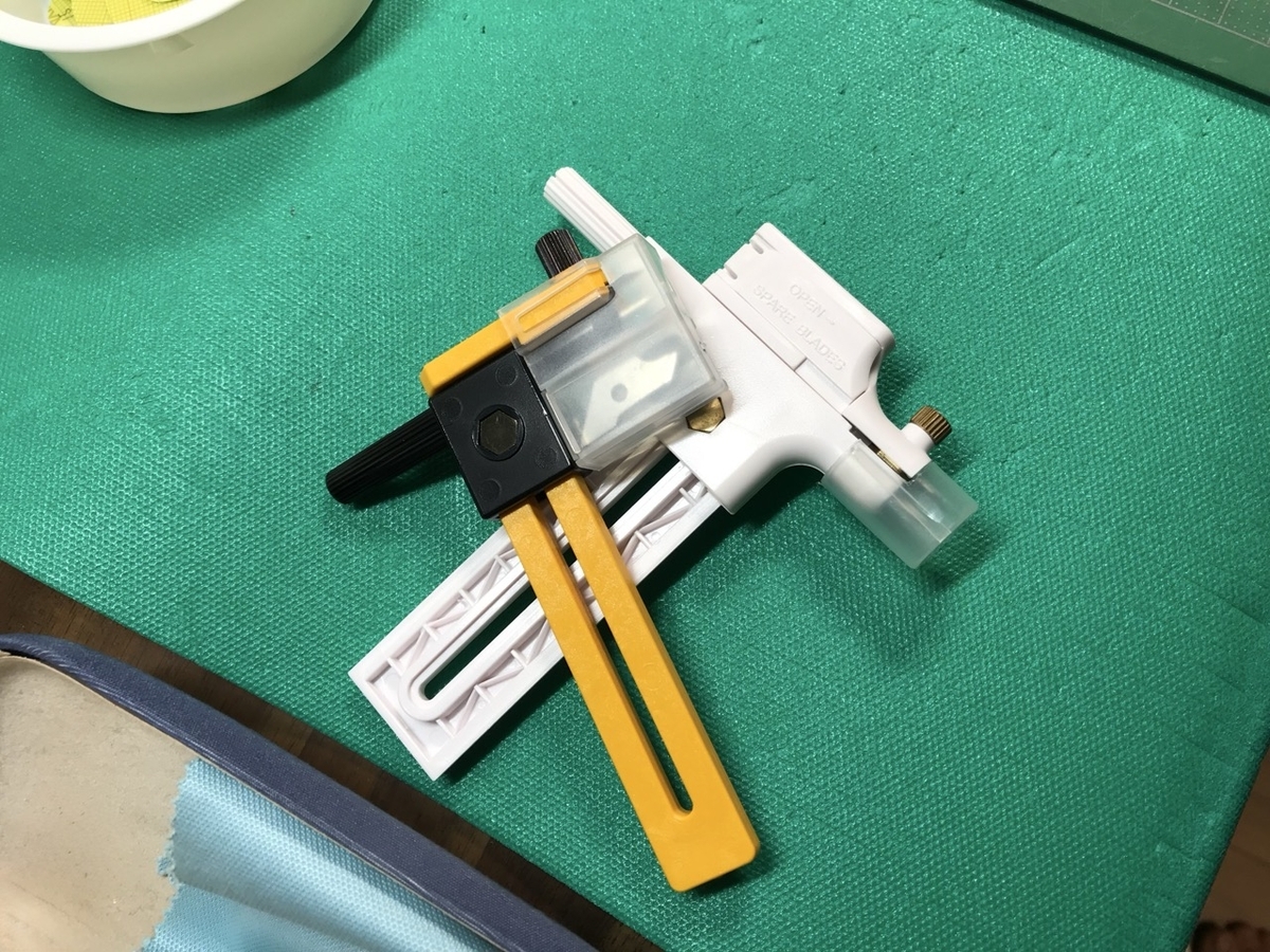 「1/45 ディーゼル機関車 DD51 貨物A更新機」を作ります。車輪のマスキングと塗装。