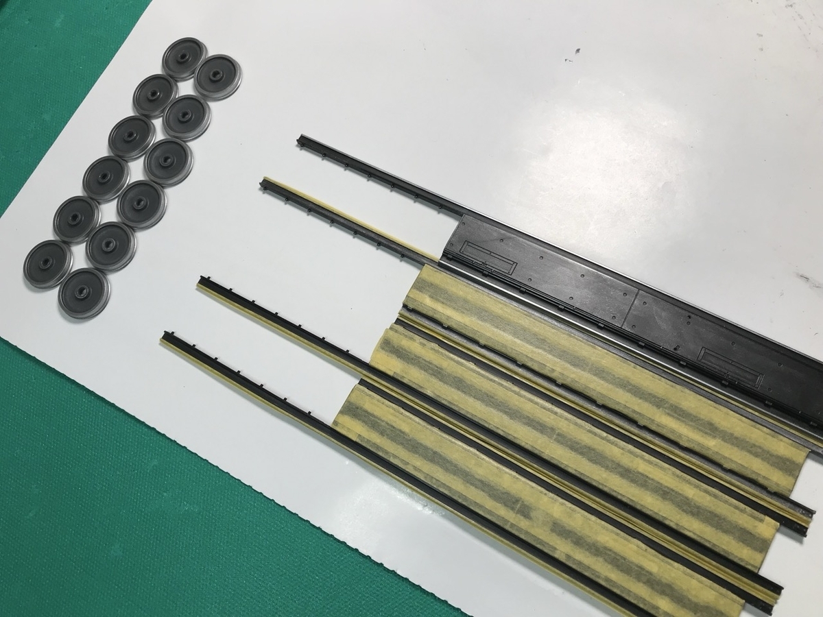 「1/45 ディーゼル機関車 DD51 貨物A更新機」を作ります。またレールのマスキング。