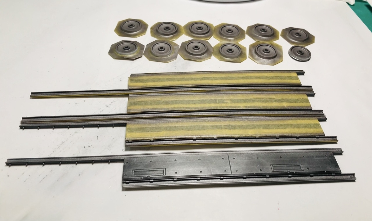 「1/45 ディーゼル機関車 DD51 貨物A更新機」を作ります。塗装した車輪とレール。