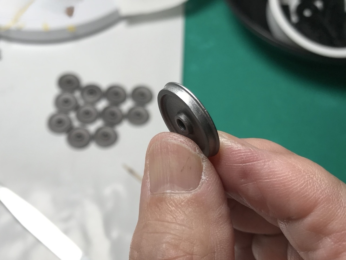 「1/45 ディーゼル機関車 DD51 貨物A更新機」を作ります。塗装した車輪とレール。