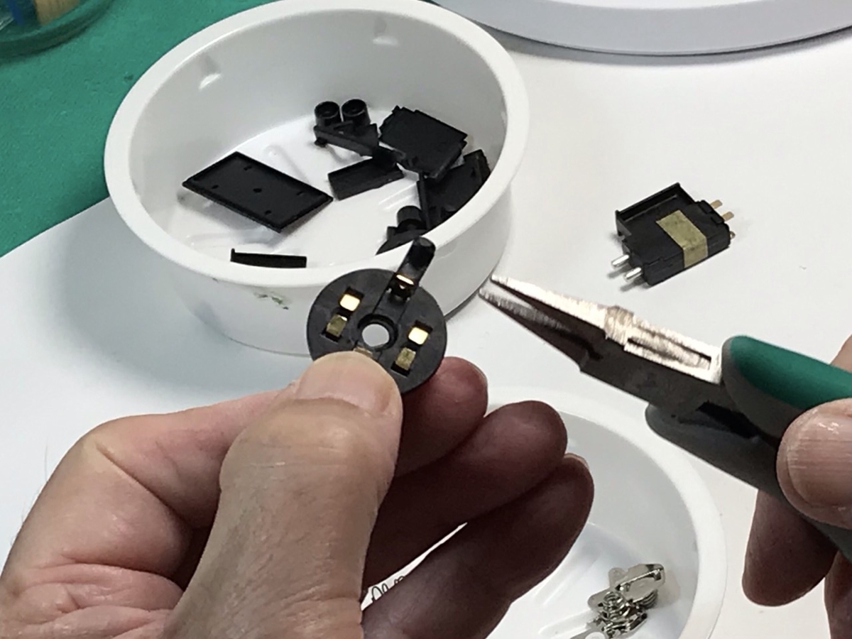 「1/45 ディーゼル機関車 DD51 貨物A更新機」を作ります。 塗装が終わった車輪と飾り台のパーツについて。
