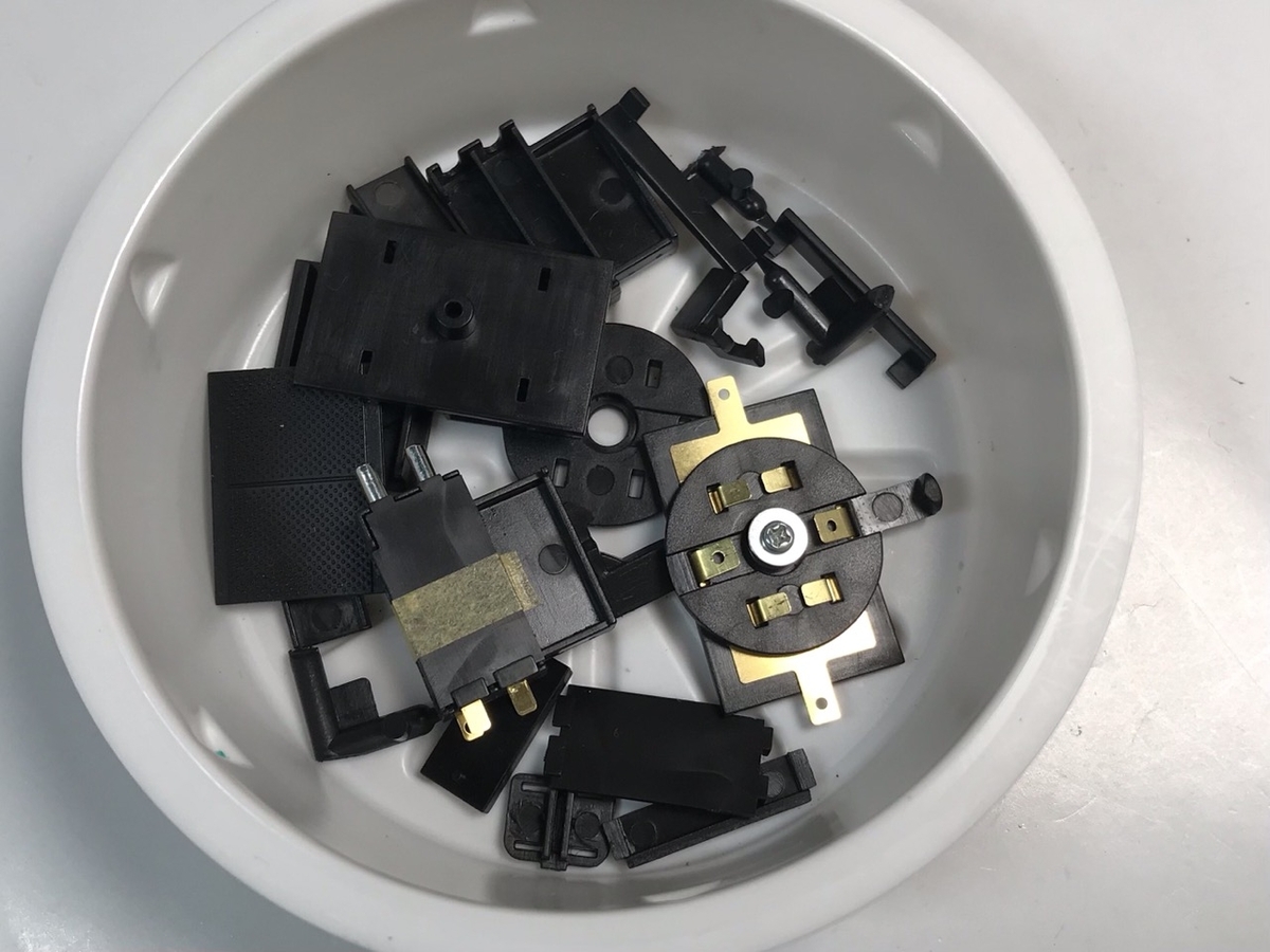 「1/45 ディーゼル機関車 DD51 貨物A更新機」を作ります。 塗装が終わった車輪と飾り台のパーツについて。
