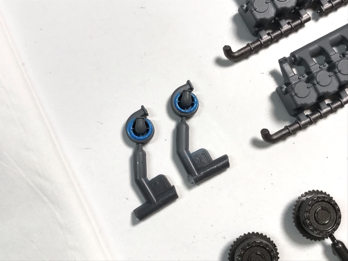 「1/45 ディーゼル機関車 DD51 貨物A更新機」を作ります。塗装したエンジンパーツの一部。