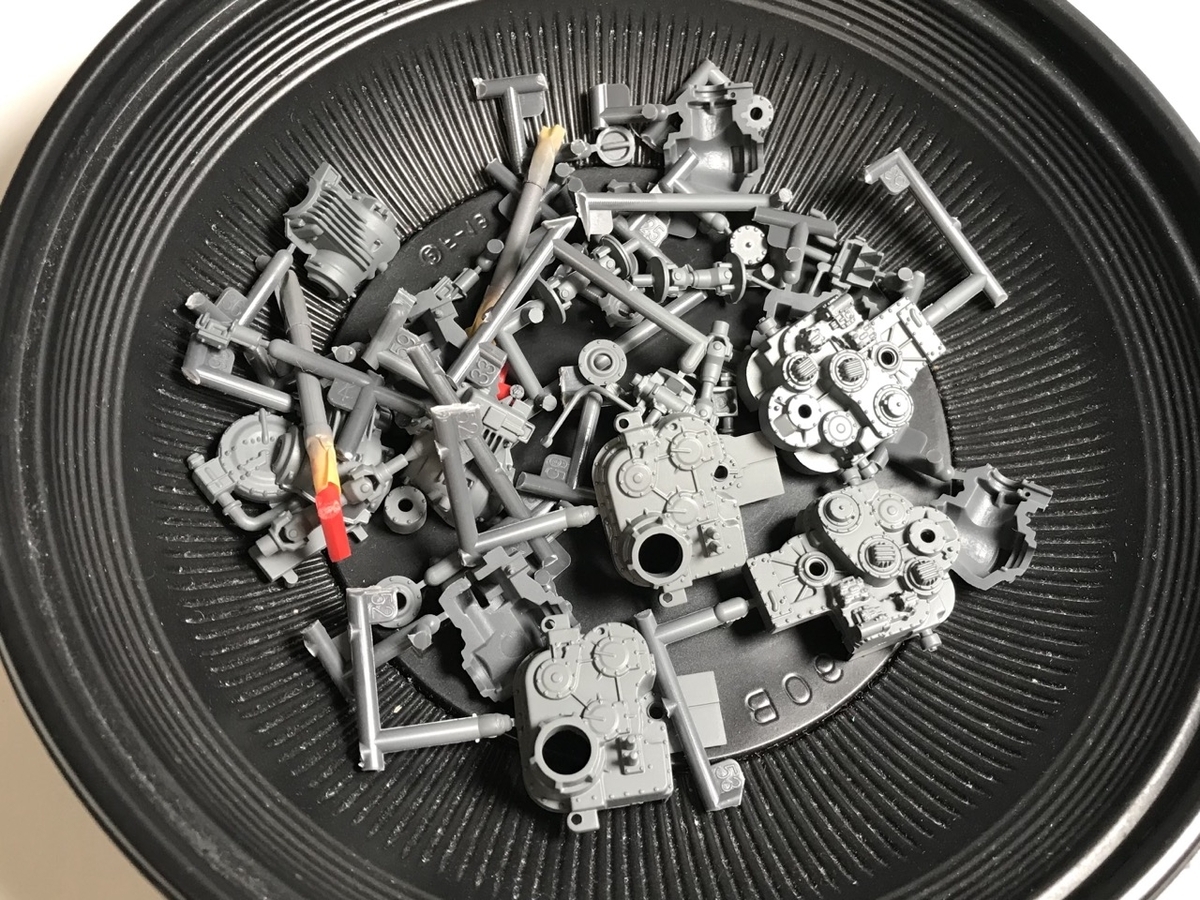 「1/45 ディーゼル機関車 DD51 貨物A更新機」を作ります。エンジンのパーツ