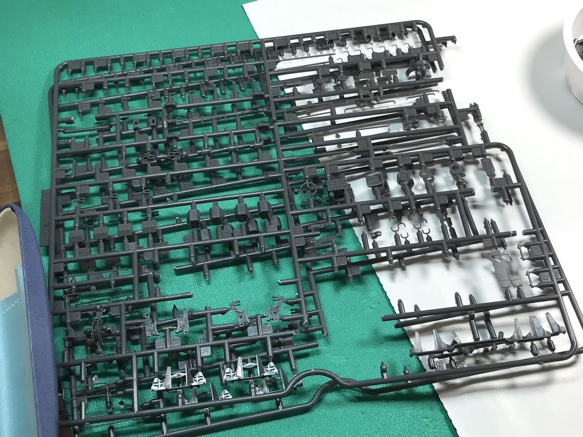 「1/45 ディーゼル機関車 DD51 貨物A更新機」を作ります。エンジンのパーツ