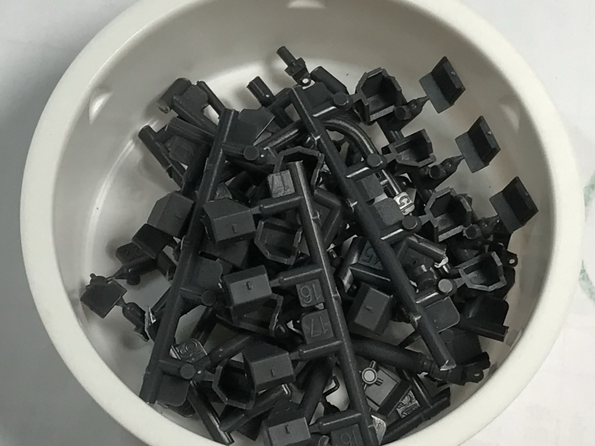 「1/45 ディーゼル機関車 DD51 貨物A更新機」を作ります。エンジンのパーツがいっぱい💕