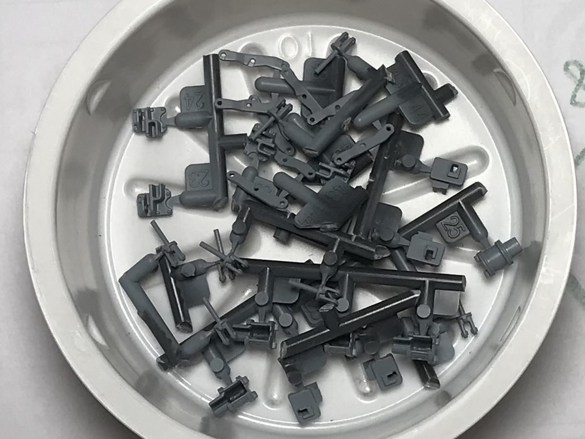 「1/45 ディーゼル機関車 DD51 貨物A更新機」を作ります。台車のパーツ。