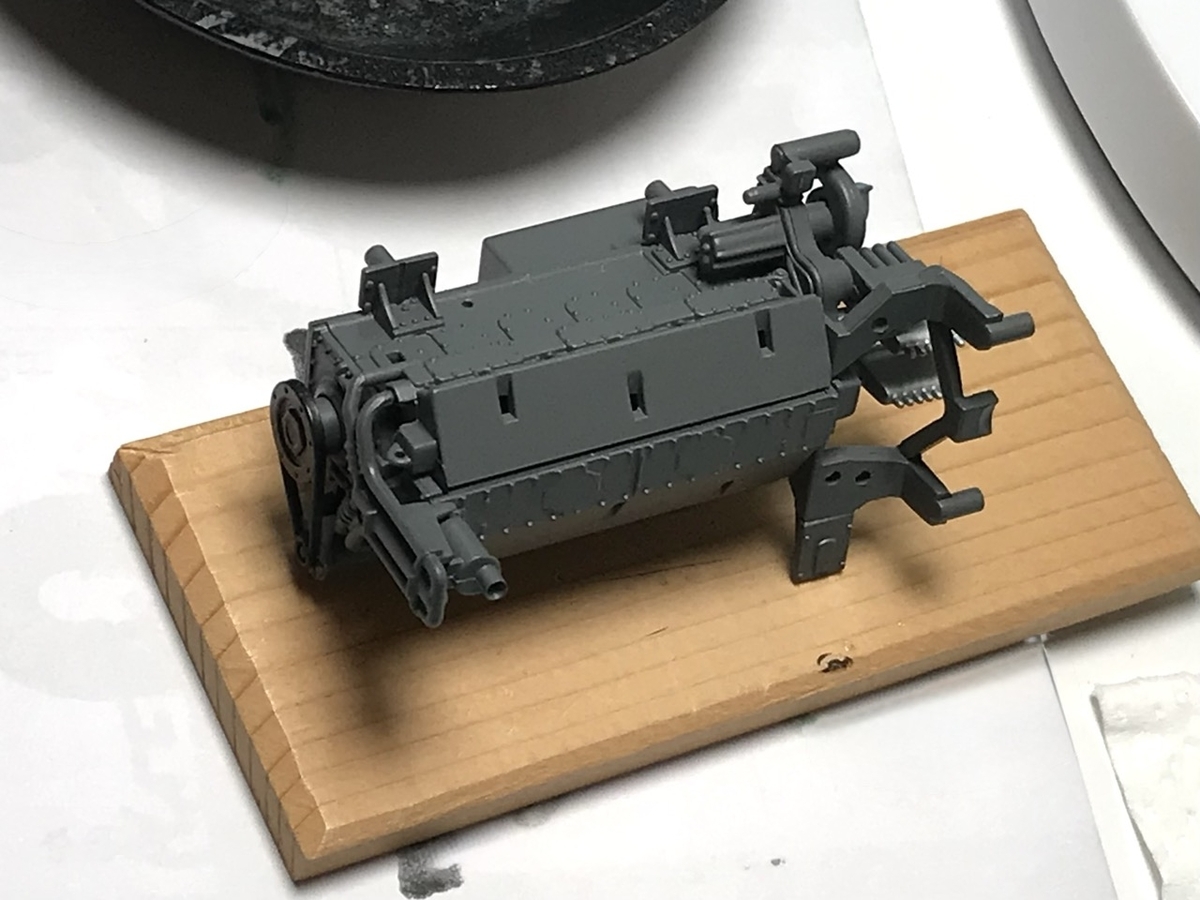「1/45 ディーゼル機関車 DD51 貨物A更新機」を作ります。エンジンの組立て。
