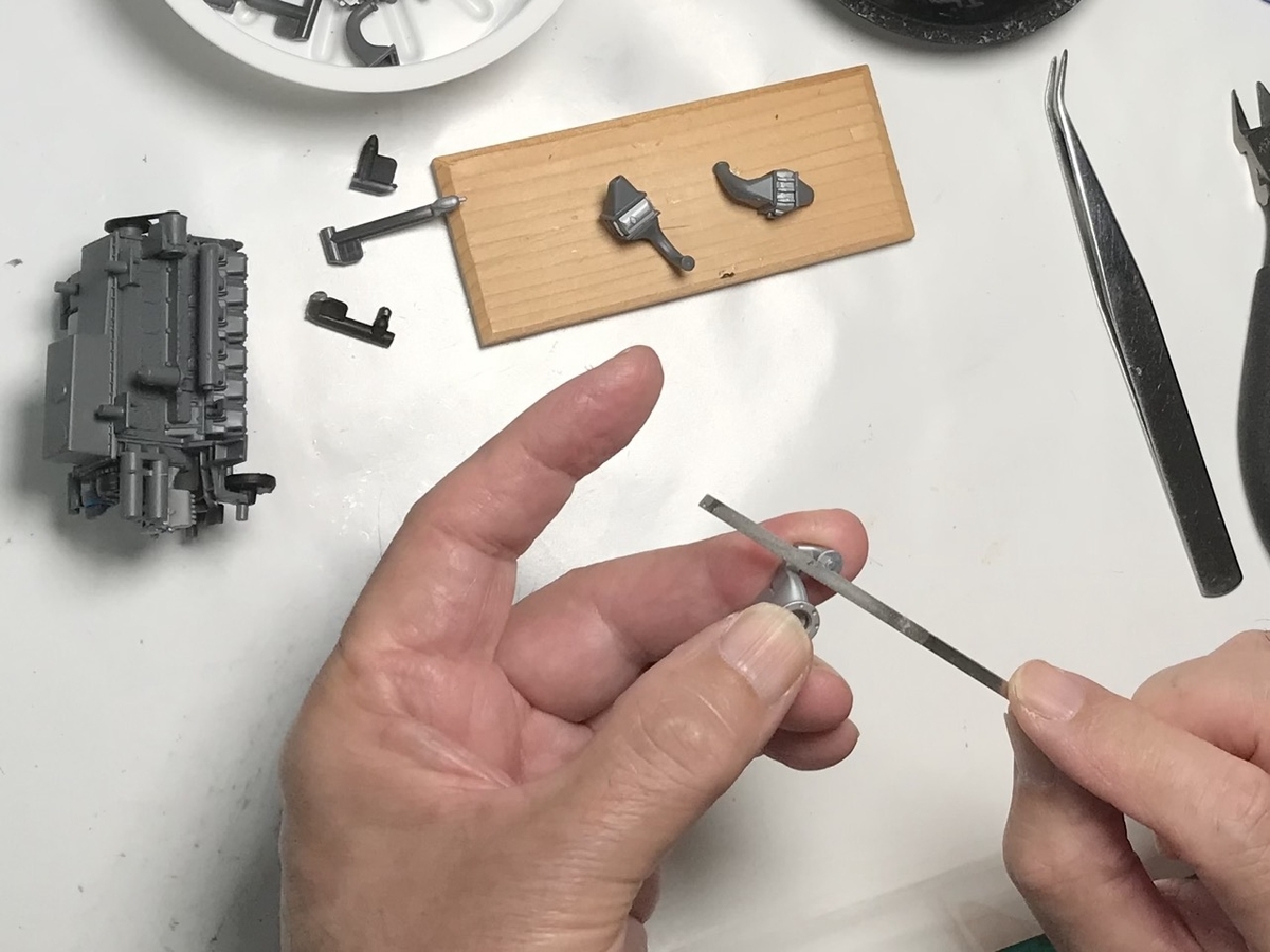 「1/45 ディーゼル機関車 DD51 貨物A更新機」を作ります。エンジンの組立て。
