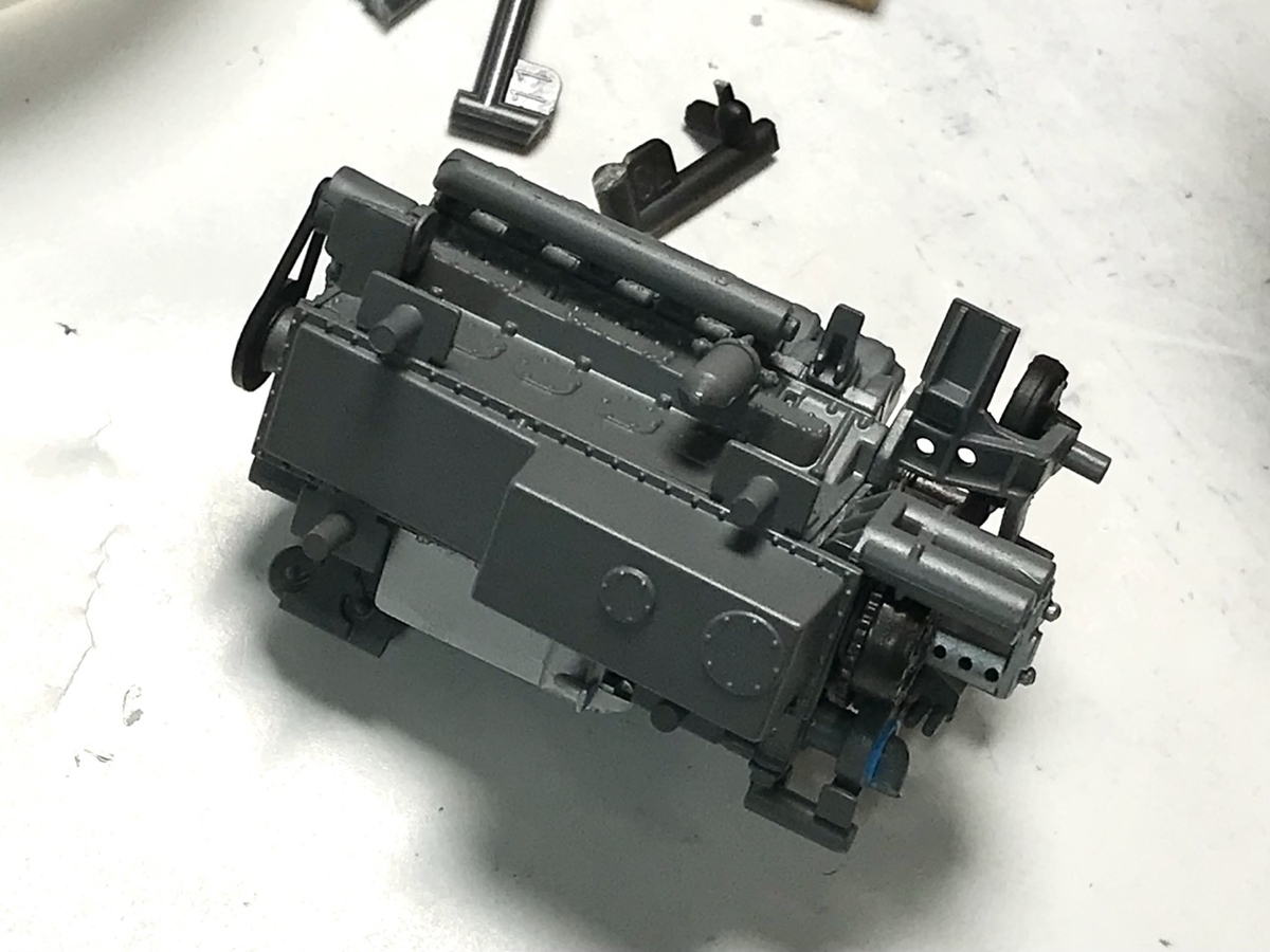 「1/45 ディーゼル機関車 DD51 貨物A更新機」を作ります。エンジンの組立て。