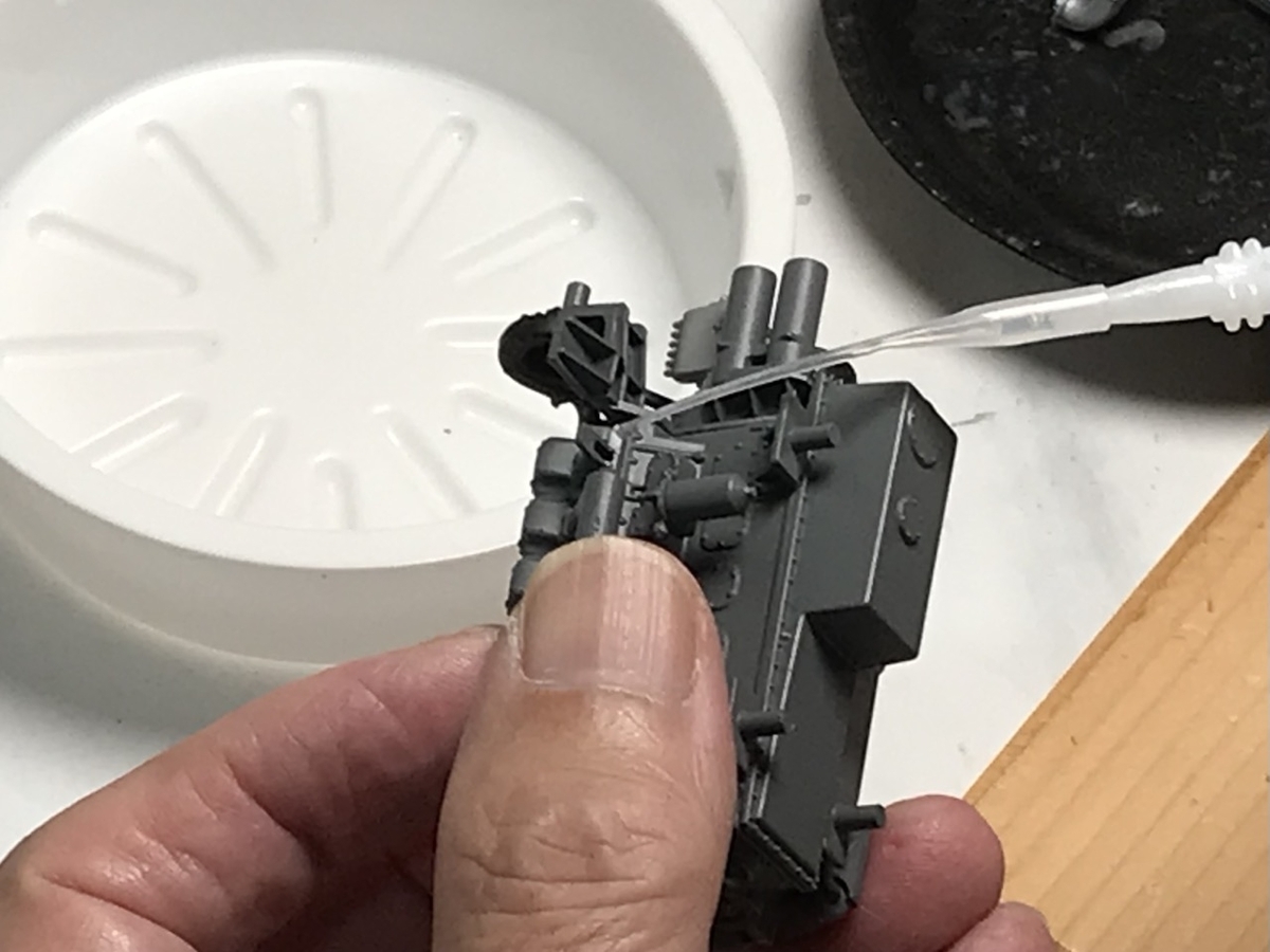 「1/45 ディーゼル機関車 DD51 貨物A更新機」を作ります。エンジンの組立て。