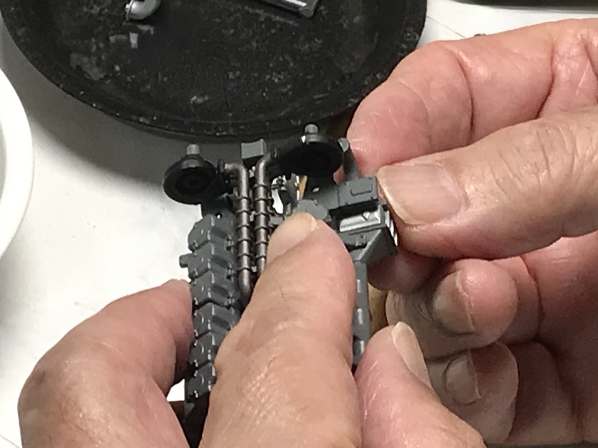 「1/45 ディーゼル機関車 DD51 貨物A更新機」を作ります。エンジンの組立て。