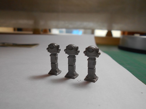 今井科学社製の帆船模型「1/80 日本丸」を作ります。メインブリッジの部品。扉とコンパス。