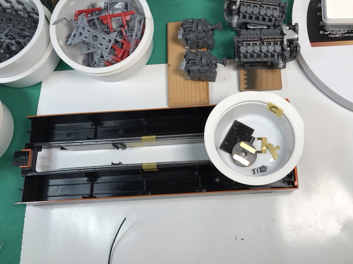 「1/45 ディーゼル機関車 DD51 貨物A更新機」を作ります。ライトを点けます。