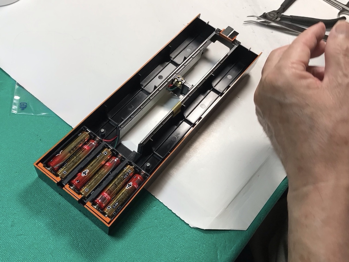 「1/45 ディーゼル機関車 DD51 貨物A更新機」を作ります。ライトを点けます。