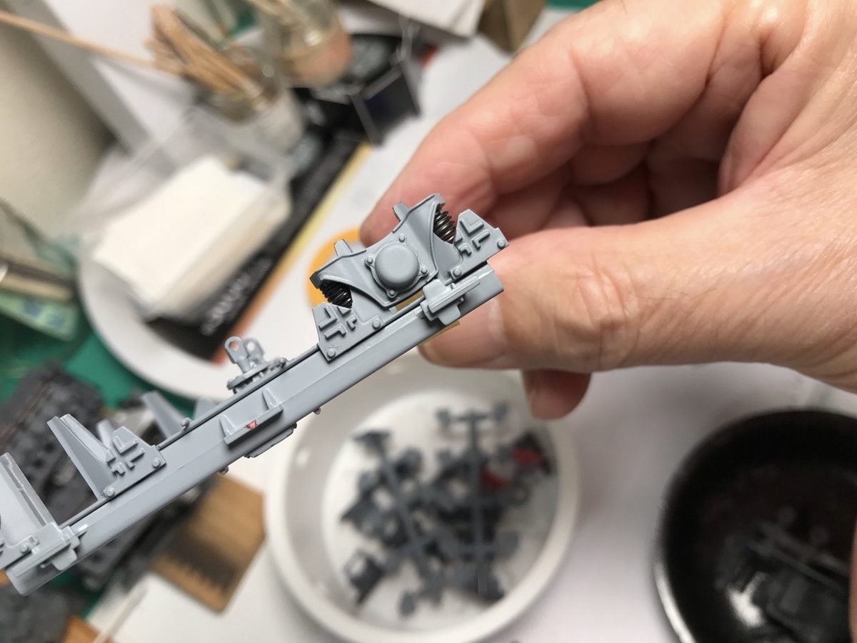 「1/45 ディーゼル機関車 DD51 貨物A更新機」を作ります。両端台車の組み立ては続きます。 「1/45 ディーゼル機関車 DD51 貨物A更新機」を作ります。両端台車の組み立ては続きます。