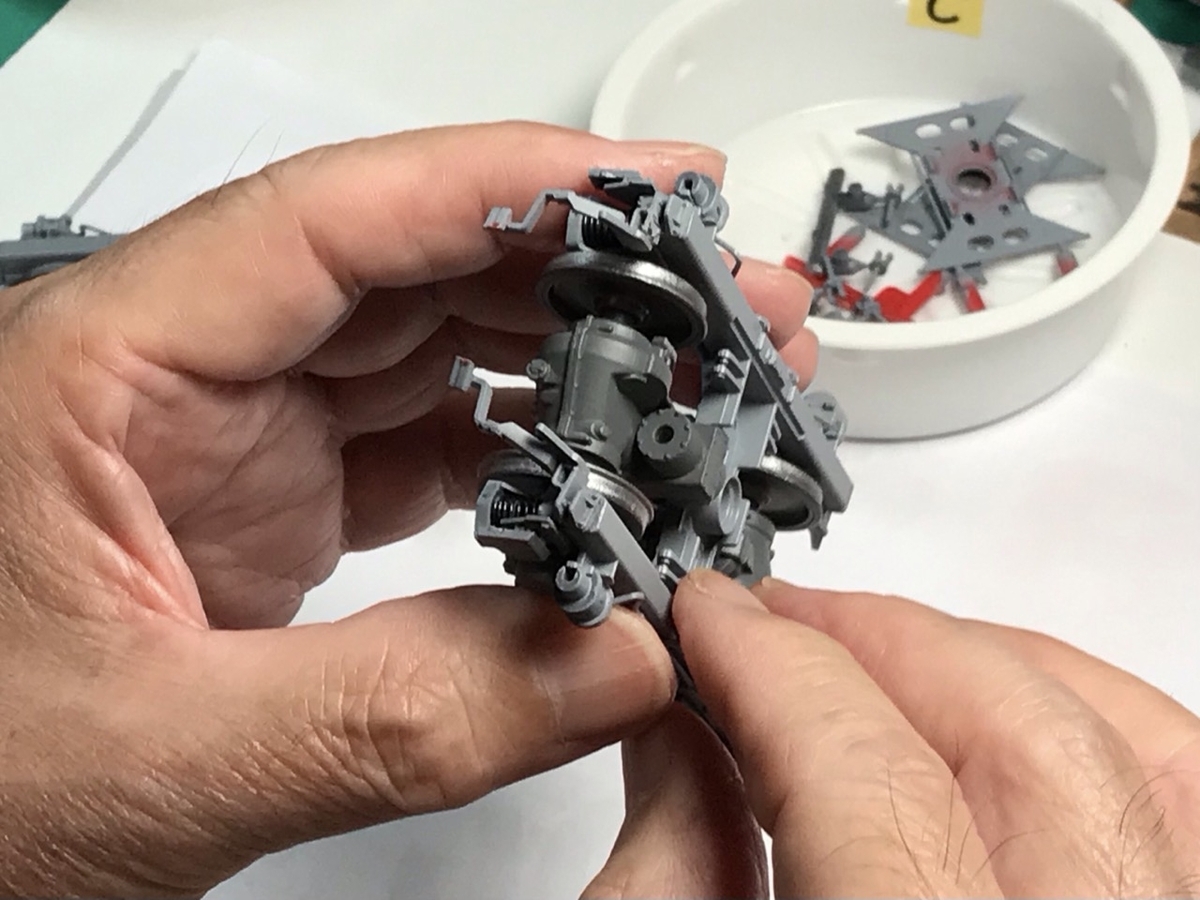 「1/45 ディーゼル機関車 DD51 貨物A更新機」を作ります。両端台車の組み立ては続きます。 「1/45 ディーゼル機関車 DD51 貨物A更新機」を作ります。両端台車の組み立ては続きます。