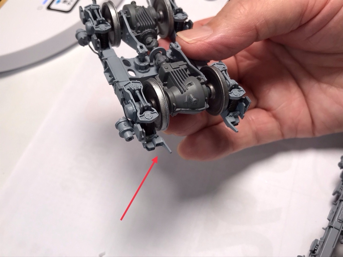 「1/45 ディーゼル機関車 DD51 貨物A更新機」を作ります。「両端台車の組み立て」は続く。