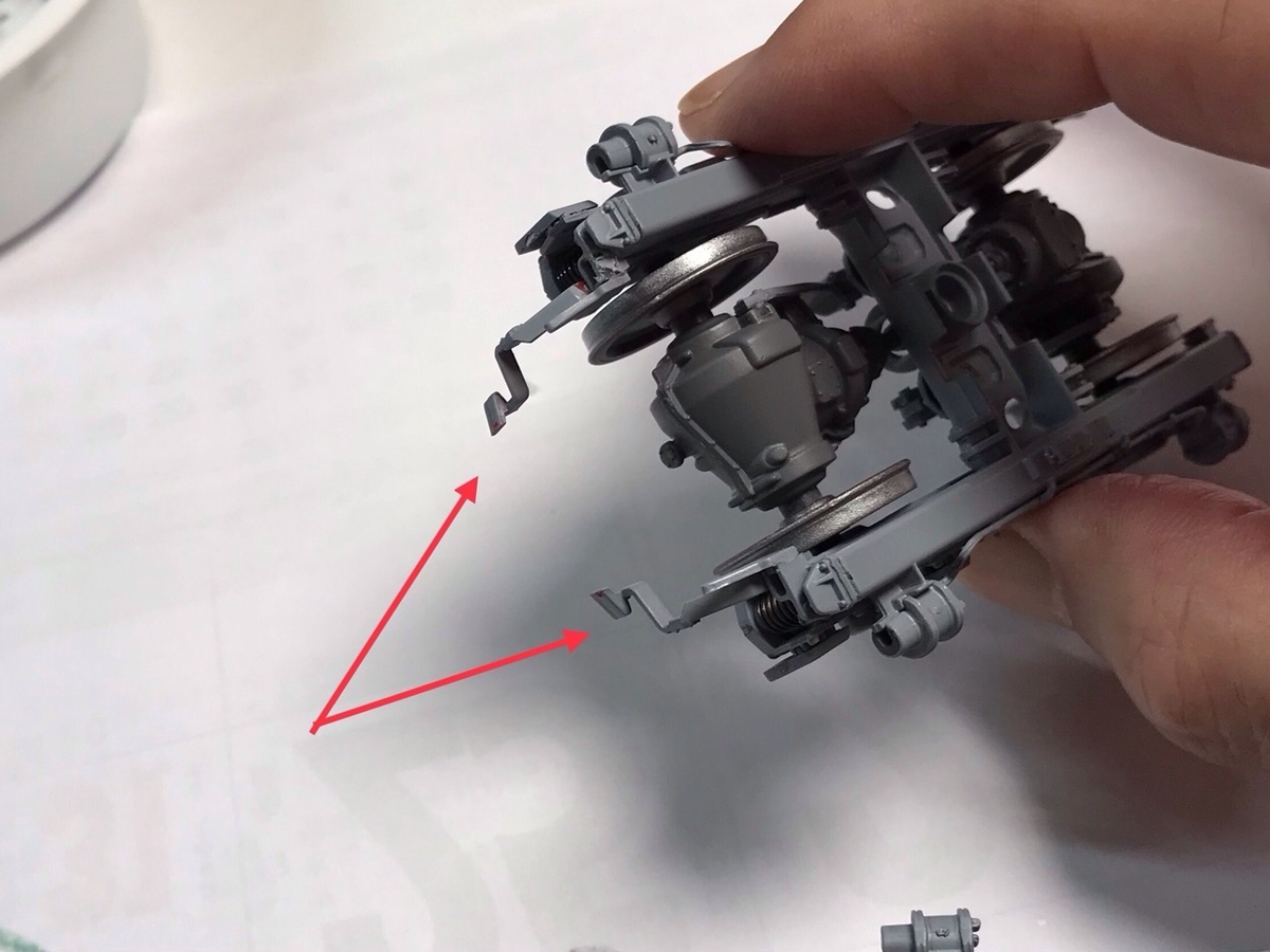 「1/45 ディーゼル機関車 DD51 貨物A更新機」を作ります。「両端台車の組み立て」は続く。