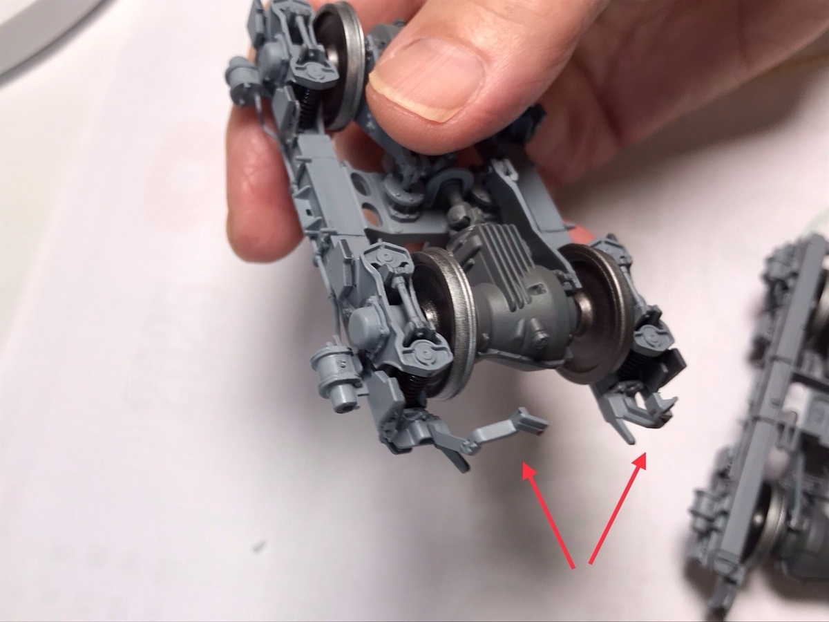 「1/45 ディーゼル機関車 DD51 貨物A更新機」を作ります。「両端台車の組み立て」は続く。