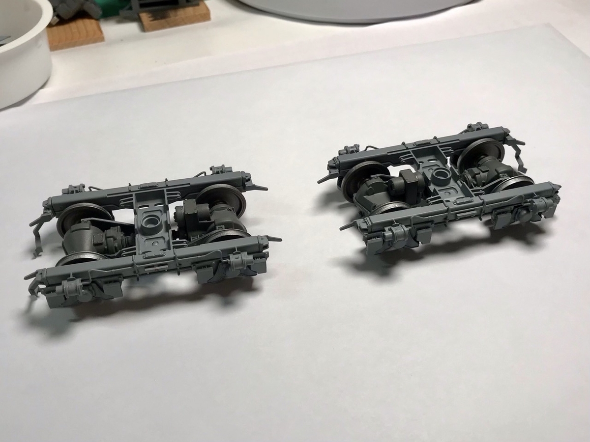 「1/45 ディーゼル機関車 DD51 貨物A更新機」を作ります。「両端台車の組み立て」は続く。