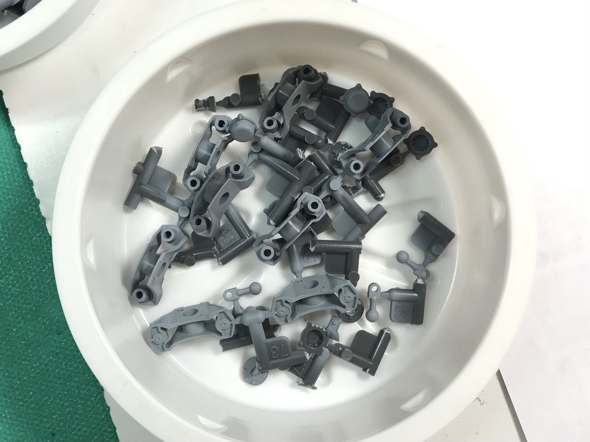 「1/45 ディーゼル機関車 DD51 貨物A更新機」を作ります。両端台車のパーツ。