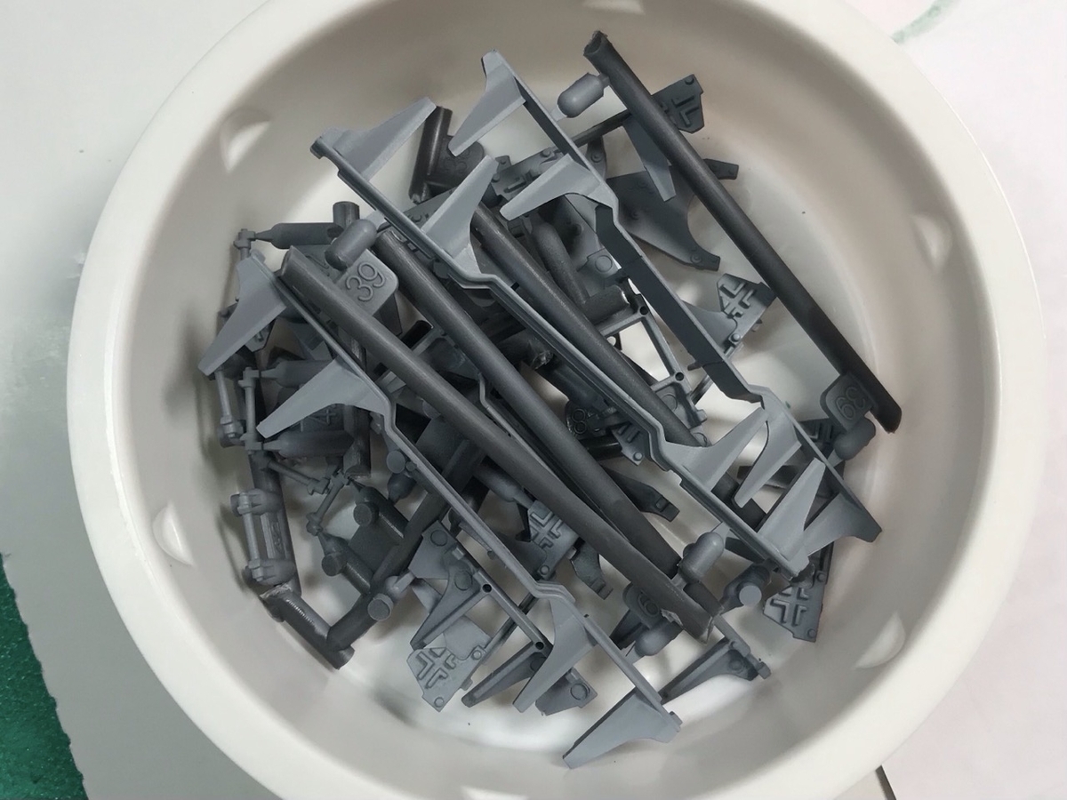 「1/45 ディーゼル機関車 DD51 貨物A更新機」を作ります。両端台車のパーツ。