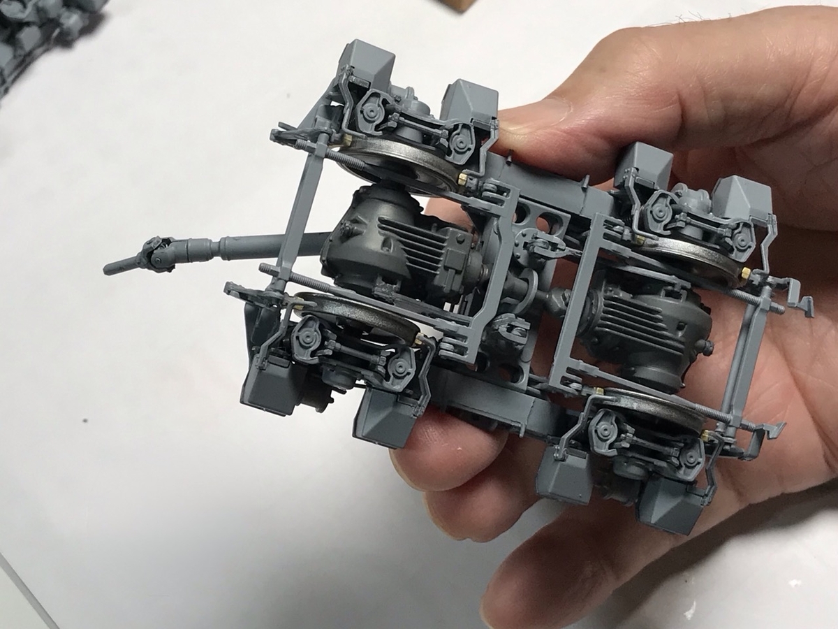 「1/45 ディーゼル機関車 DD51 貨物A更新機」を作ります。両端台車の組み立て（4）。