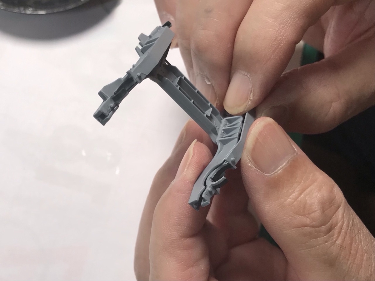 「1/45 ディーゼル機関車 DD51 貨物A更新機」を作ります。両端台車と中台車の組み立て（4）。中台車