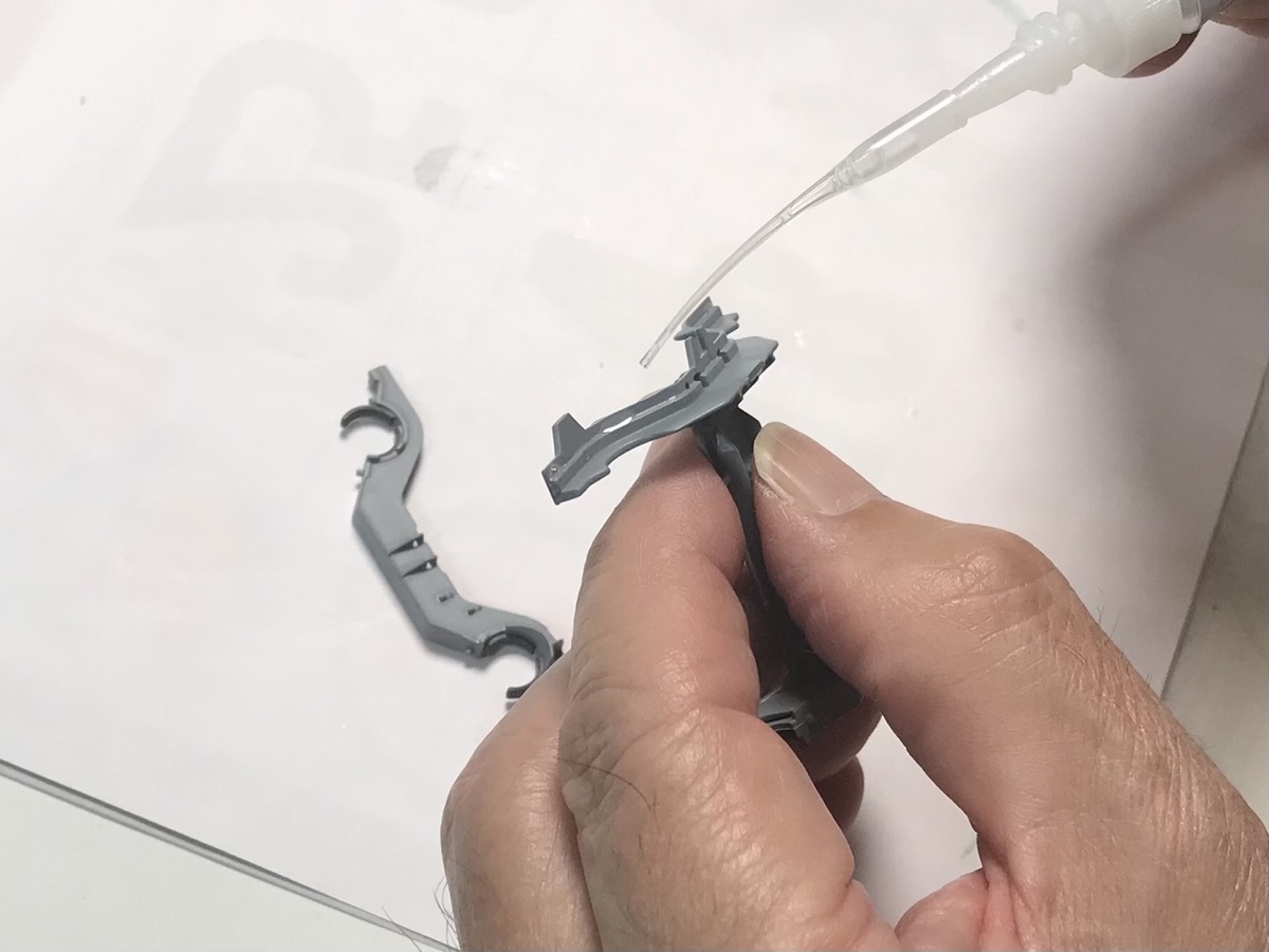 「1/45 ディーゼル機関車 DD51 貨物A更新機」を作ります。両端台車と中台車の組み立て（4）。中台車