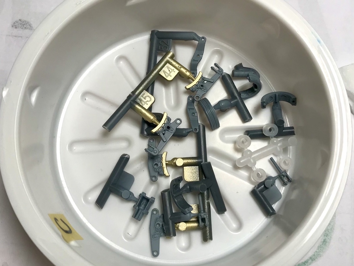 「1/45 ディーゼル機関車 DD51 貨物A更新機」を作ります。両端台車と中台車の組み立て（4）。中台車