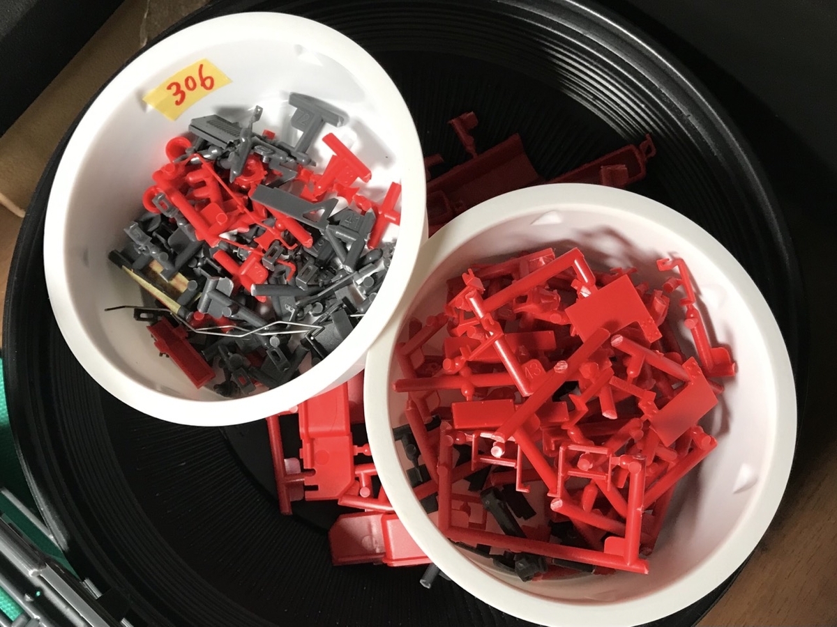 「1/45 ディーゼル機関車 DD51 貨物A更新機」を作ります。運転台・車体のパーツの塗装