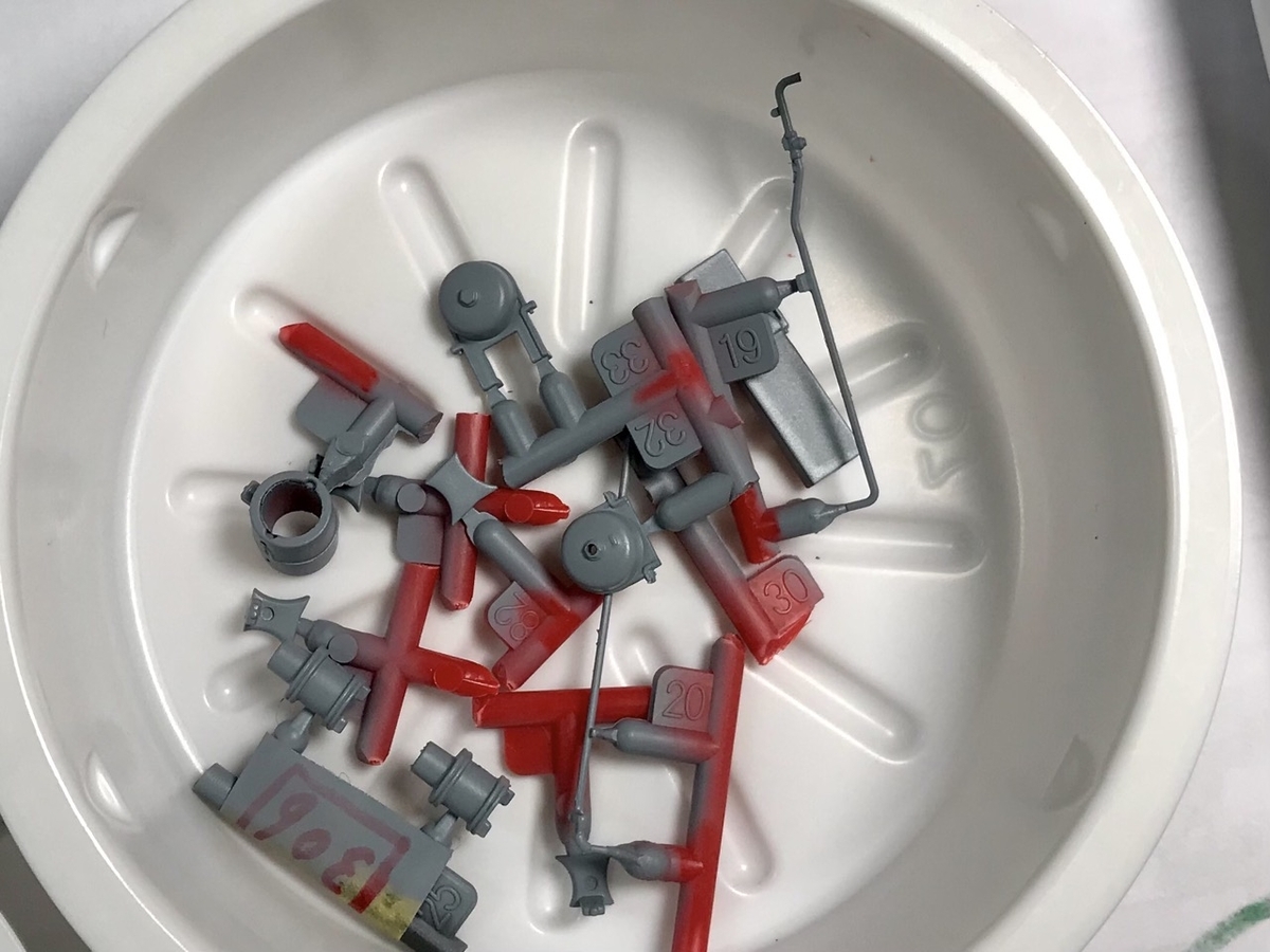 「1/45 ディーゼル機関車 DD51 貨物A更新機」を作ります。運転台・車体のパーツの塗装